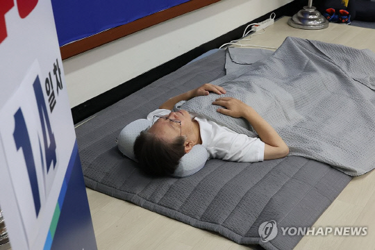 이재명 더불어민주당 대표가 13일 국회 당 대표실에서 14일 차 단식 농성을 이어가고 있다.<연합뉴스>